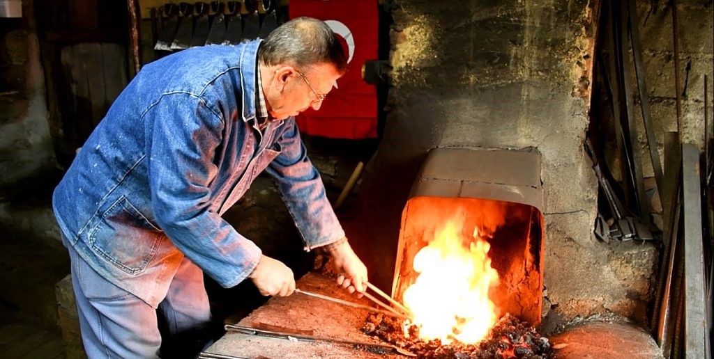 Yarım asırdır demir dövüyor