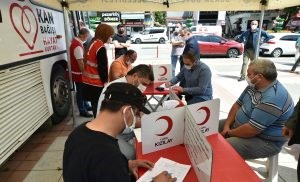 Kızılay kan merkezine kan bağışı