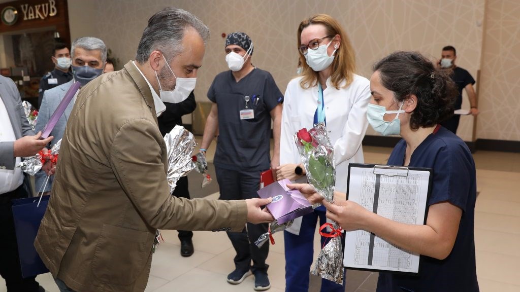Başkan Aktaş’tan hemşirelere karanfilli kutlama