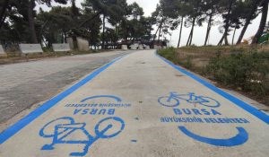 Göl sahilde bisiklet yolunun çizimi başladı