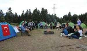 Başkan Aktaş, ateş başında gençlerle sohbet etti