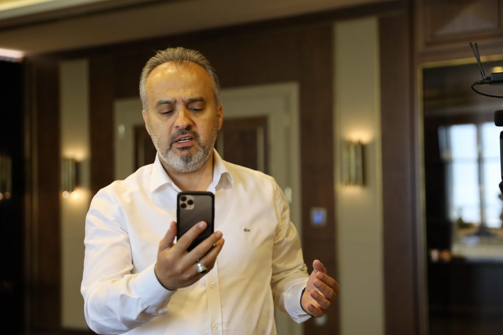 Başkan Aktaş, tüm Türkiye’yi ağlatan Gülsüm Teyze’ye moral verdi