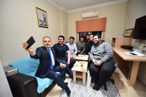 Üniversiteliler su indirimini çiğ köfte partisiyle kutladı