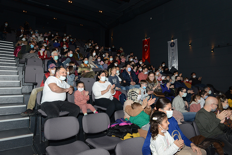 Tiyatro şehrin dört yanında