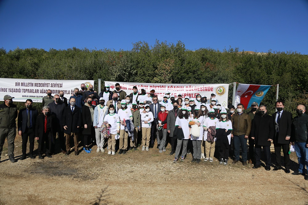 Genç fidanlar toprakla buluştu