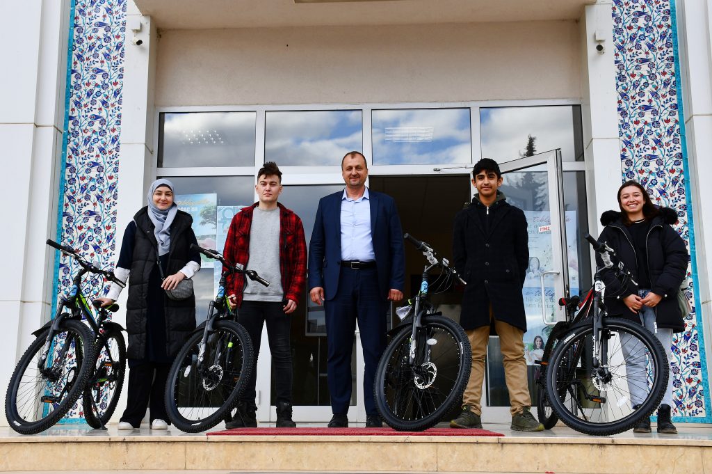 Dereceye girenlere hediyeleri Başkan Usta’dan