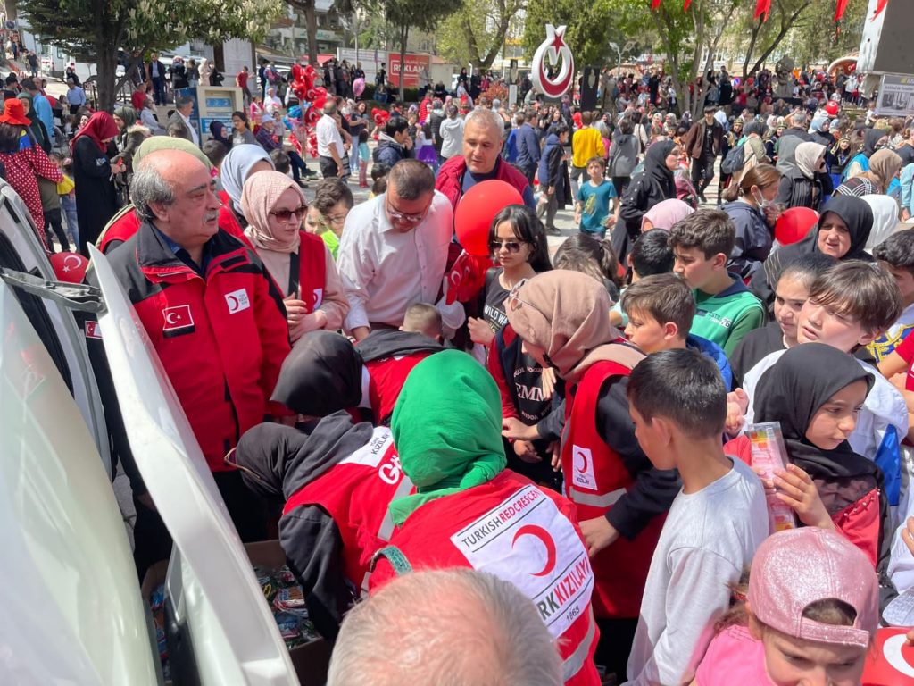 Türk Kızılay çocuklar için sahada!