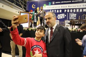 Yetim gülerse, dünya güler