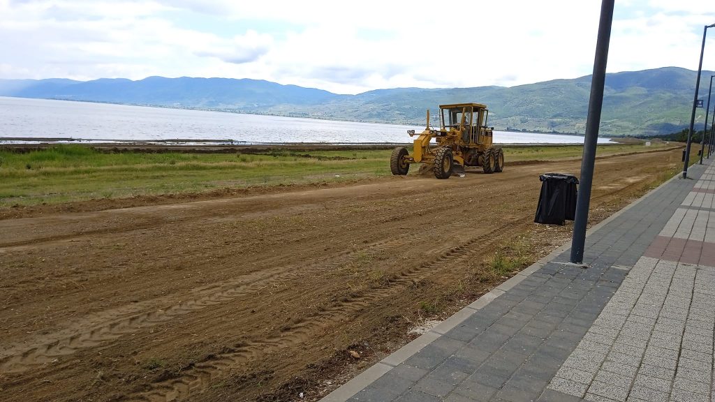 Göl sahilinde temizlik çalışması