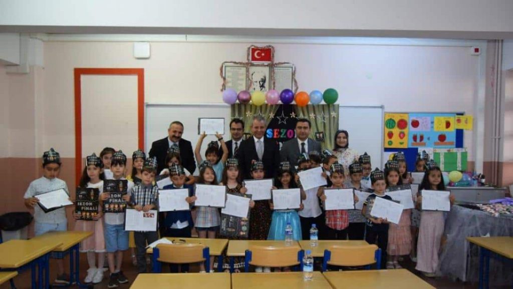 Kaymakam öğrencilerin karne coşkusuna ortak oldu