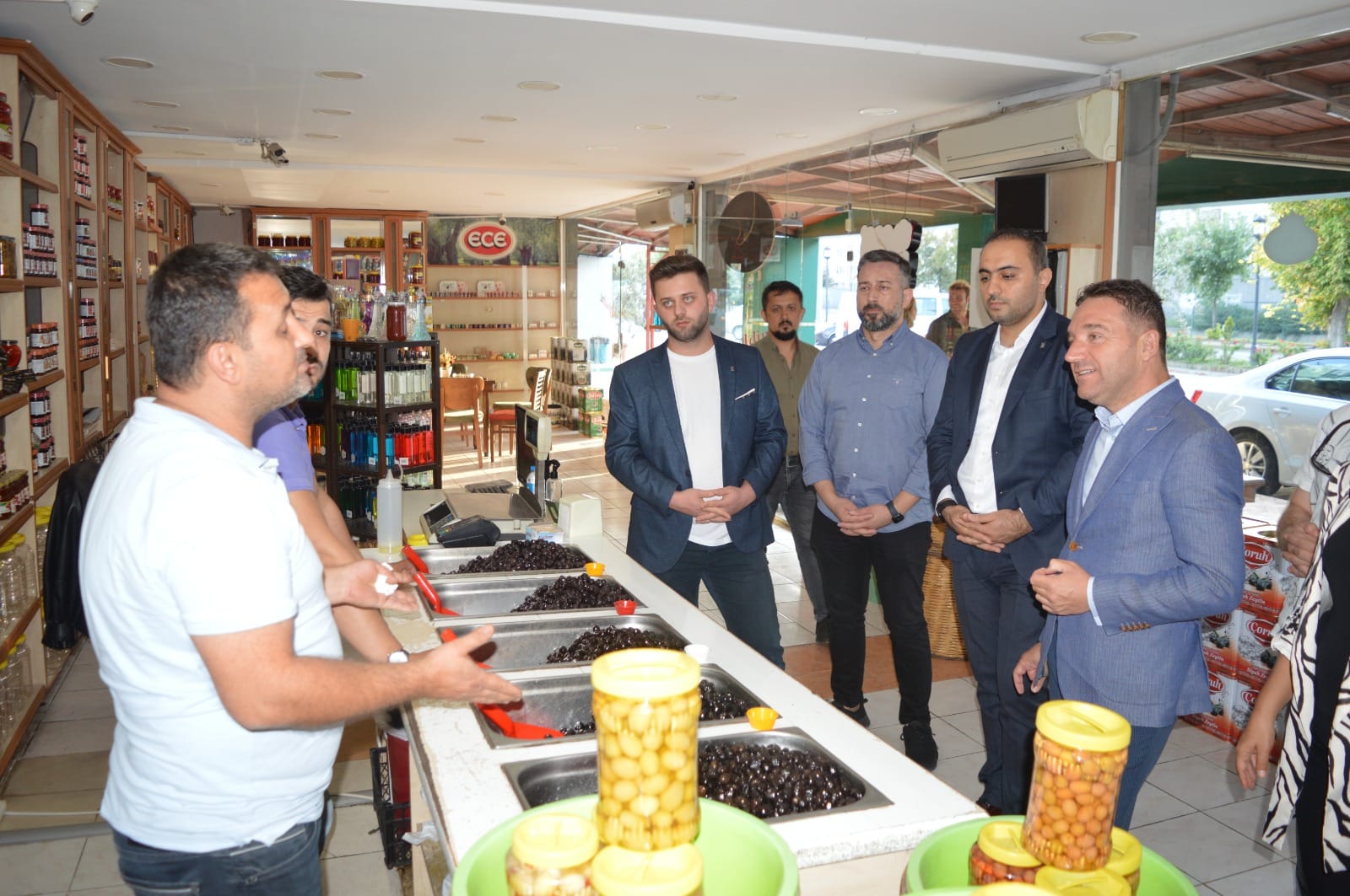 AK Partili vekilden esnaf turu