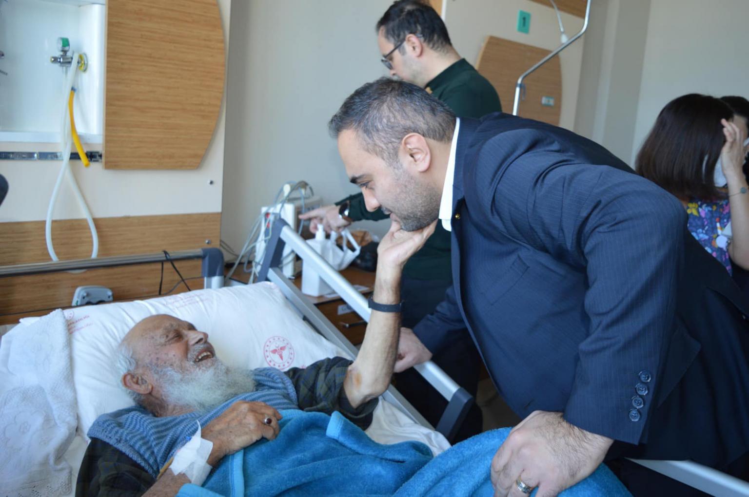 AK Parti’den yatan hastalara ziyaret