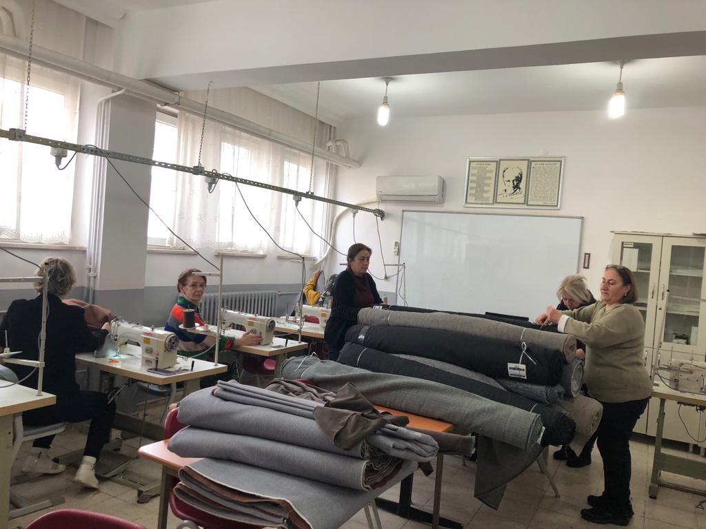 Halk Eğitim deprem bölgesi için battaniye üretiyor