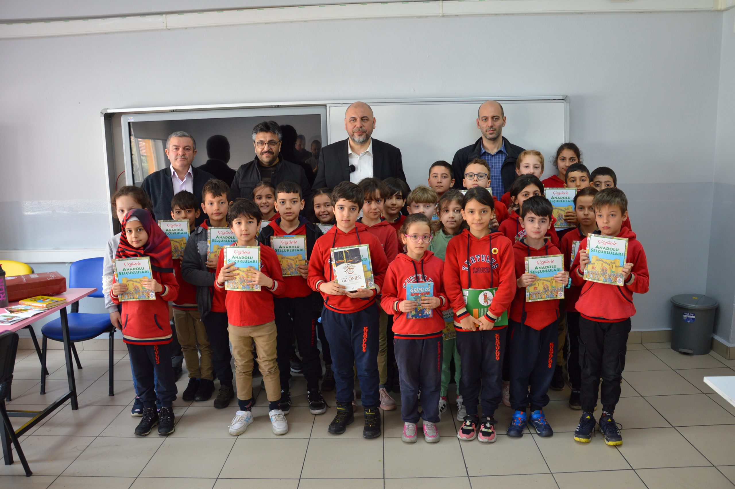 Başkan Aydın Kurtuluş İlkokulunda Minik Öğrencilerle Birlikte Okudu