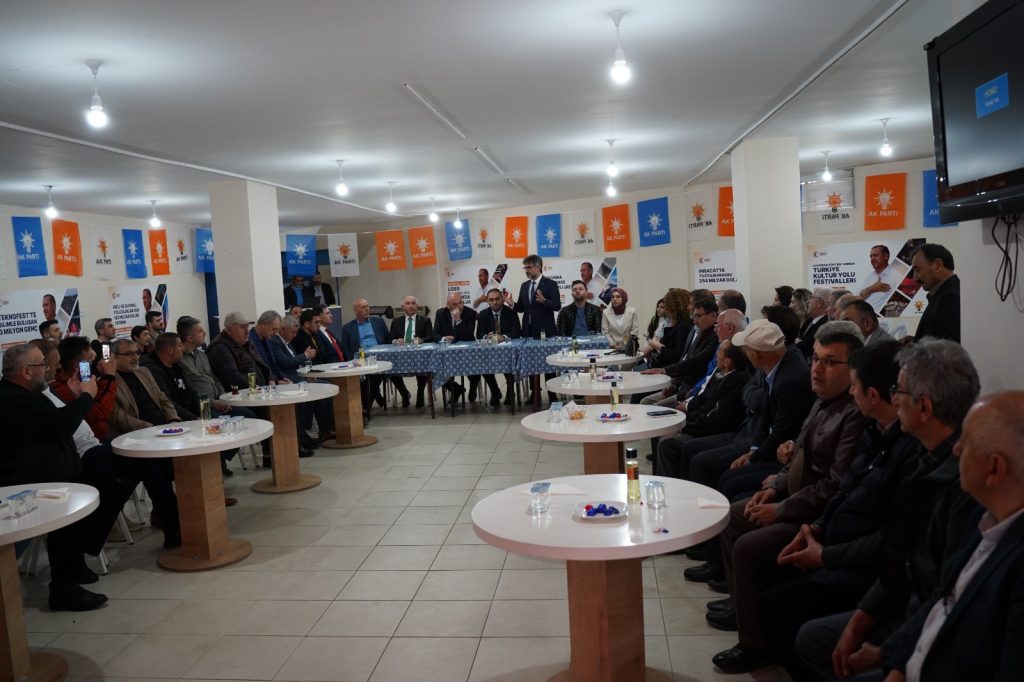 AK Parti ilçe teşkilatı seçim bürosunda bayramlaştı