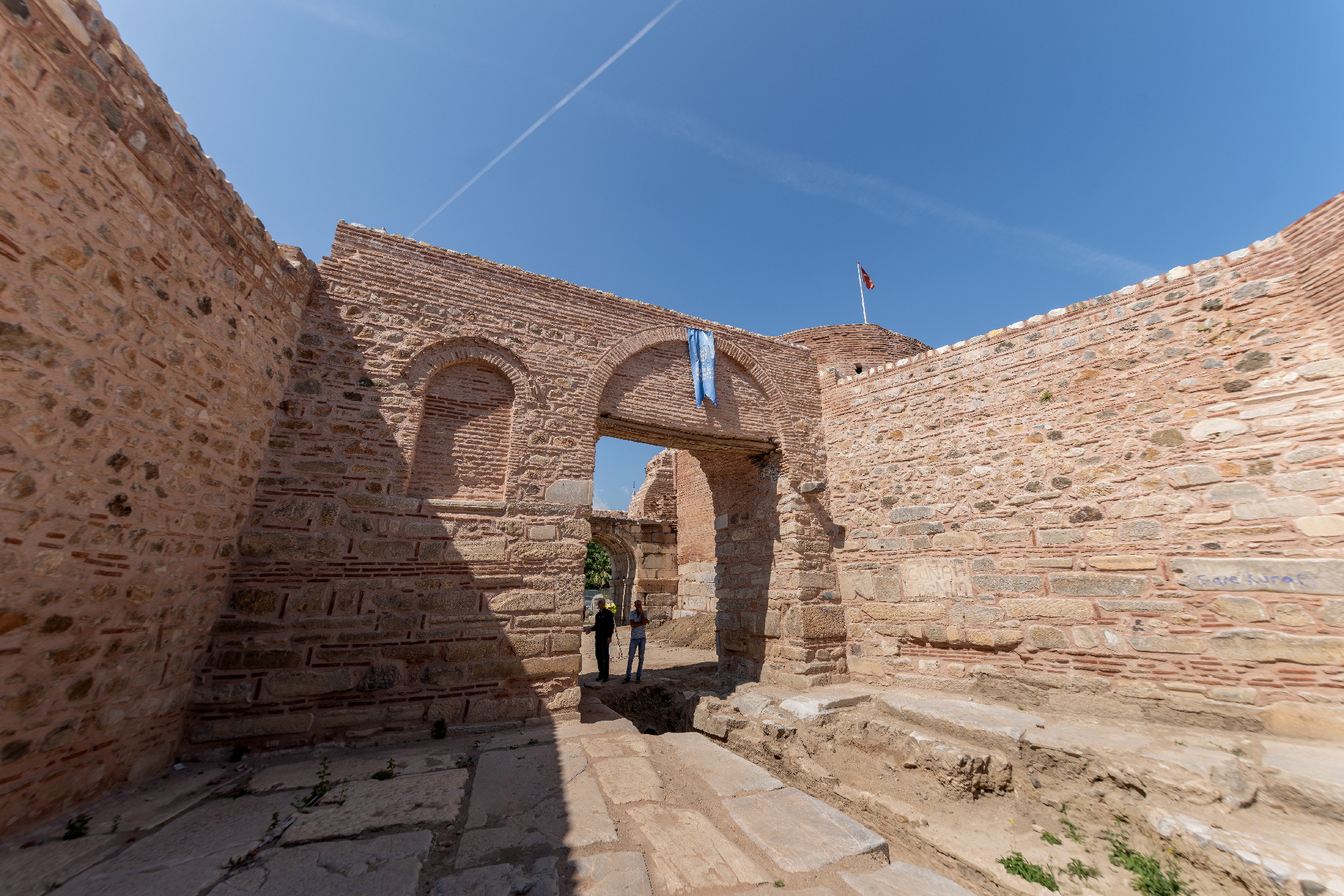 Tarihi İznik surlarında ‘mezarlık’ gizemi
