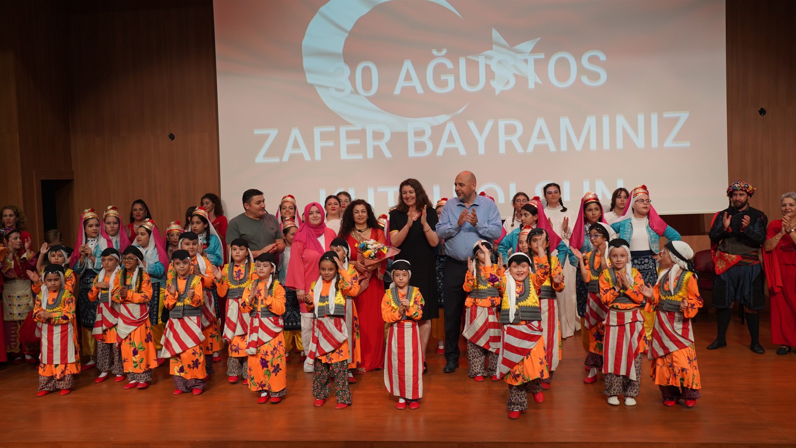 Minik folklorculardan muhteşem gece