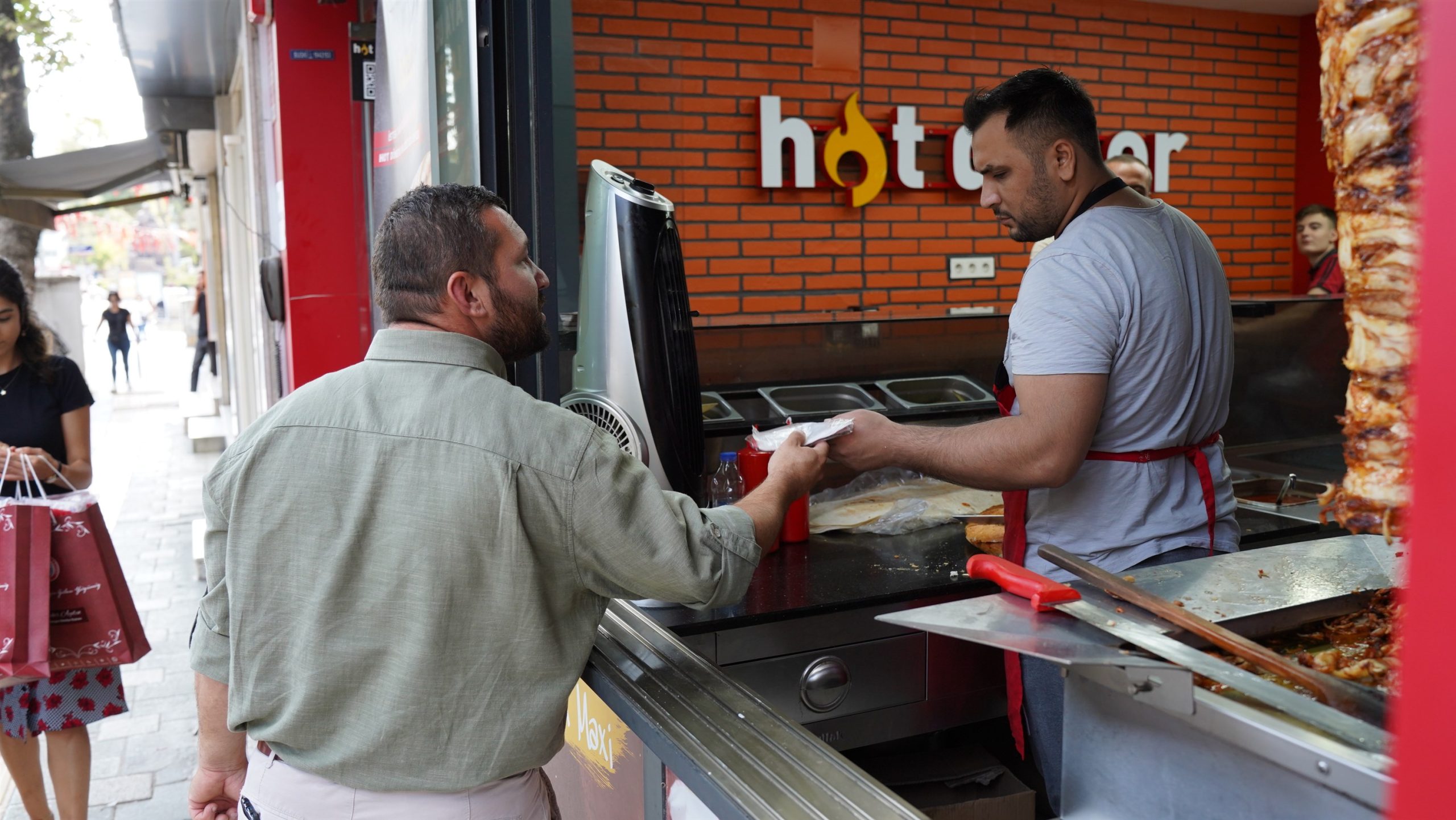 10 Eylül için esnafa bayrak