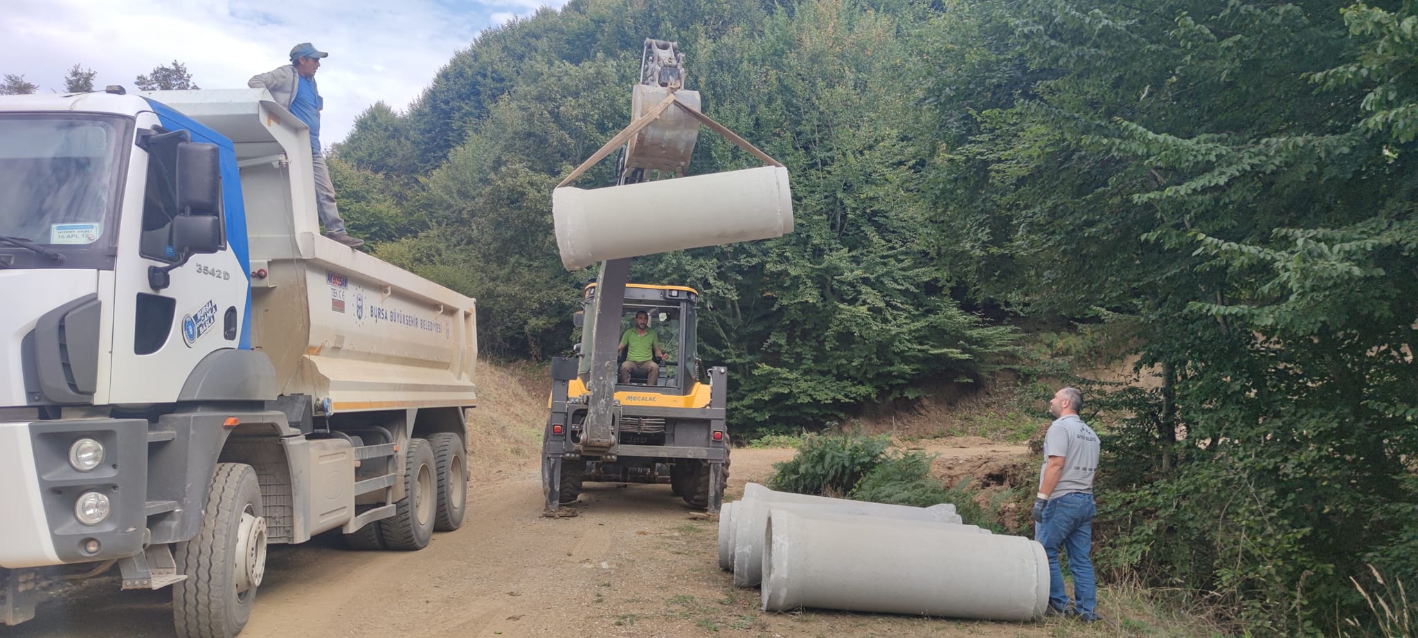 Arazi yollarında genişletme ve menfez çalışmaları sürüyor