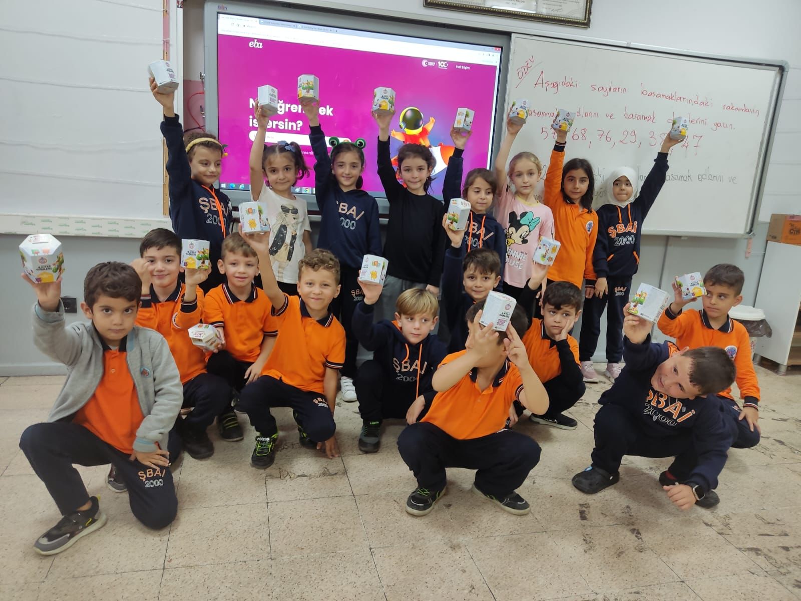 Başkan Aydın’dan minik öğrencilere kumbara