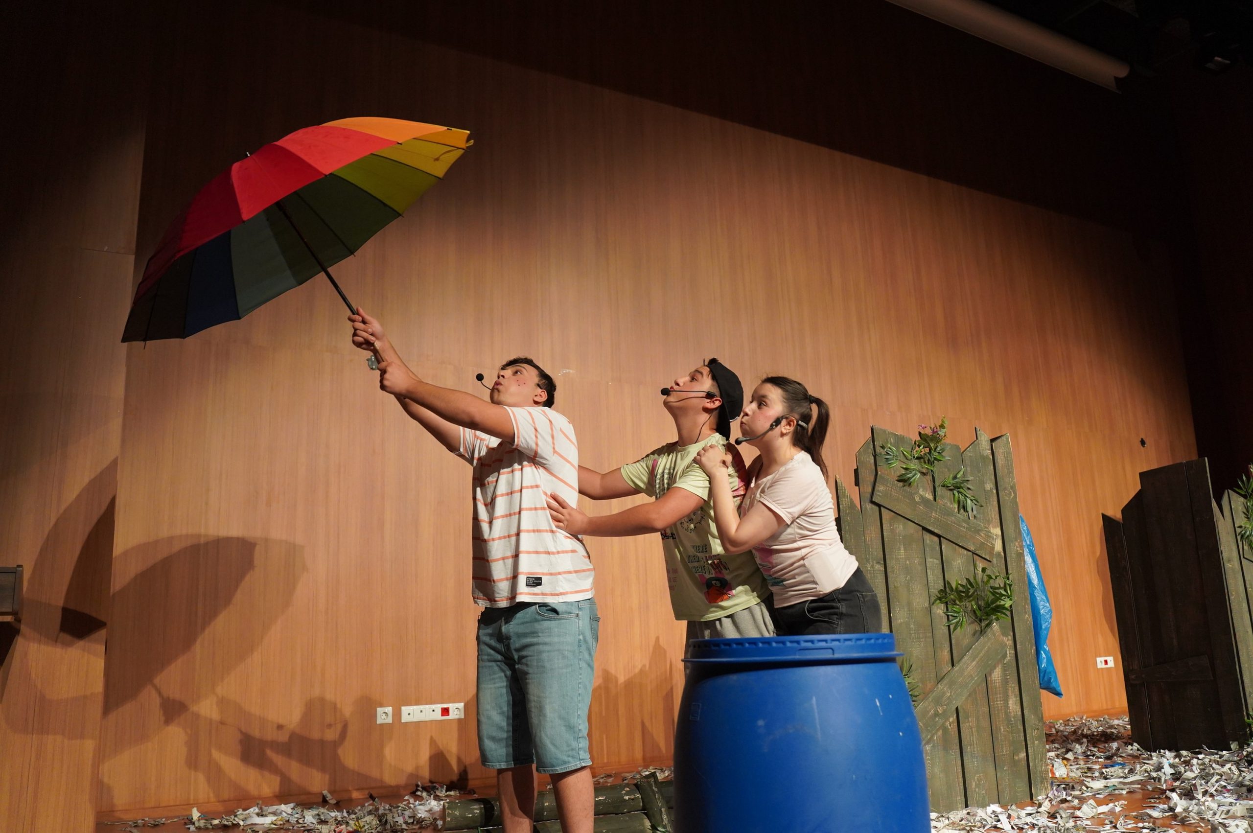 “Uçan Şemsiye” adlı çocuk oyununa yoğun ilgi