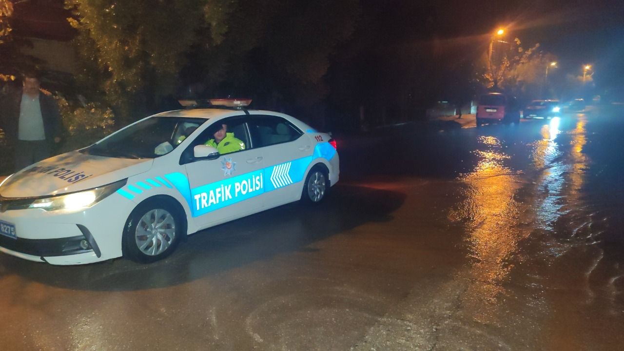 Cadde göle döndü, vatanda tepki gösteri