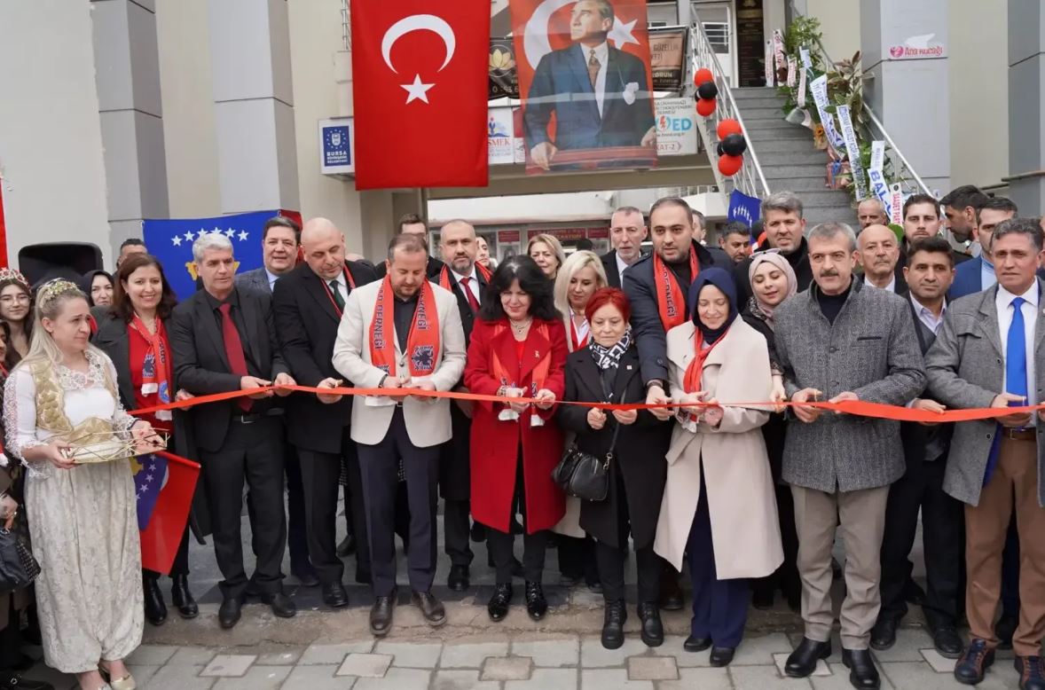 Kosovalılar’dan görkemli lokal açılışı