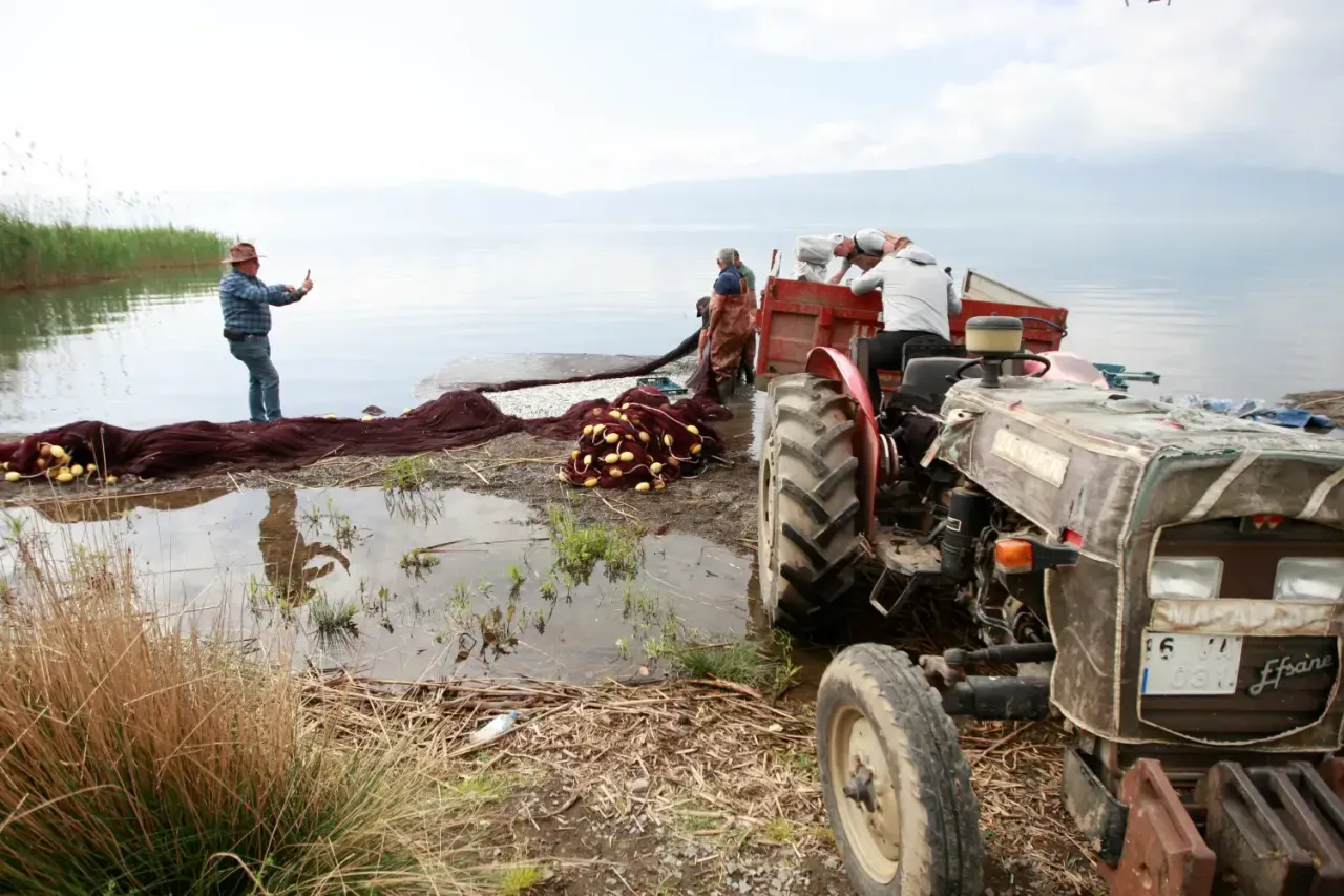 İznik Gölü’nde gümüş balığı sezonu açıldı
