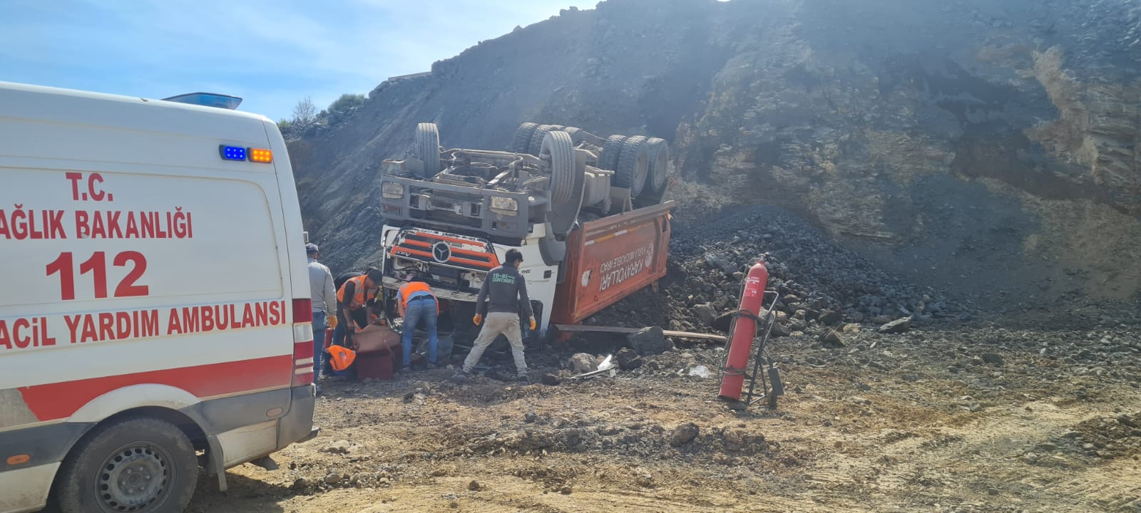 Yükünü boşaltırken devrildi, sürücüsü yaralandı