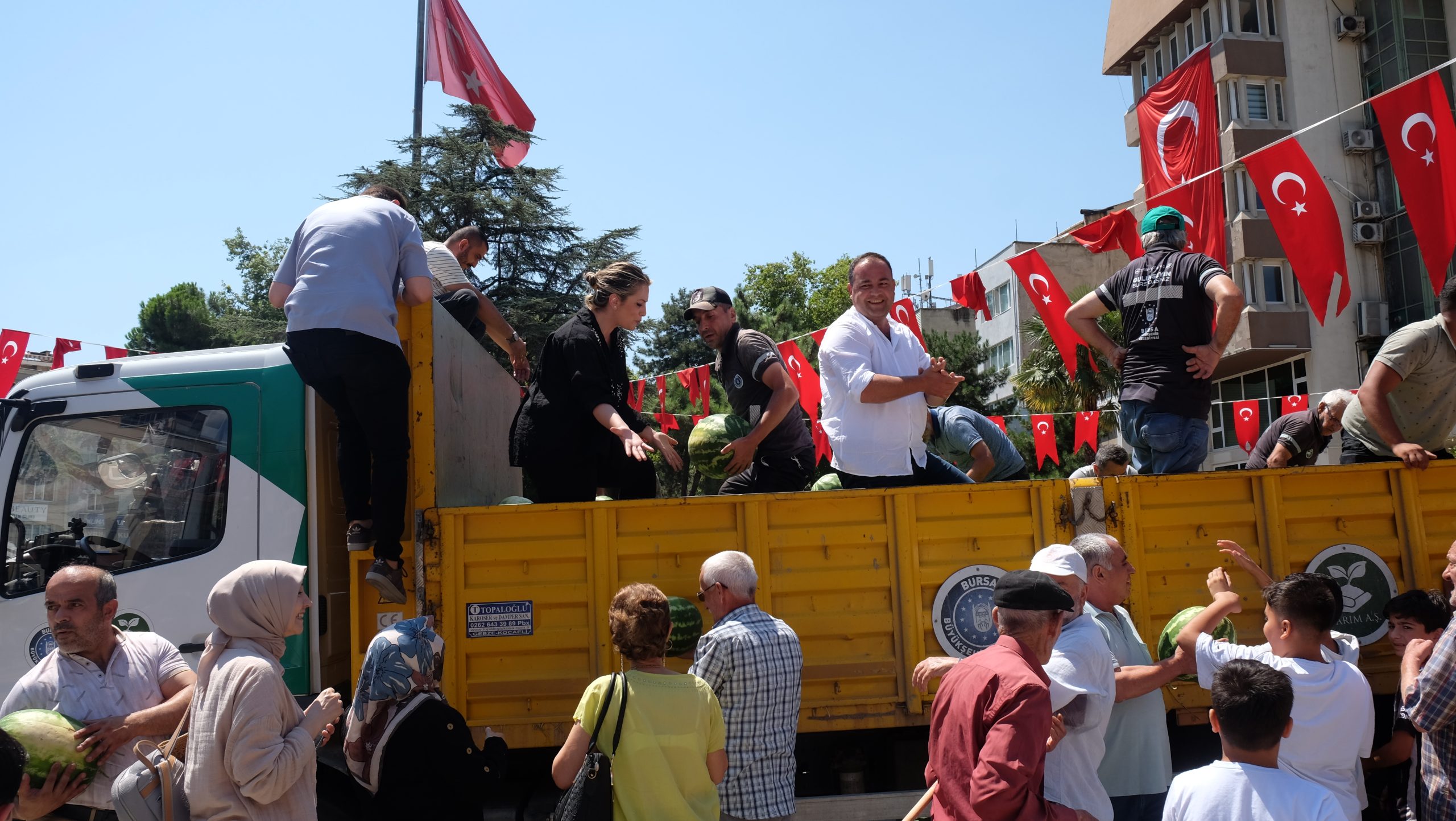 Tarım A.Ş. vatandaşlara ücretsiz karpuz dağıttı