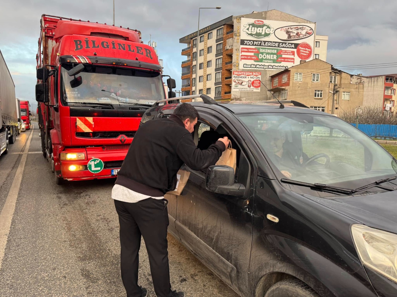 Ak Parti Gençlik Kolları’ndan iftar saati ikramı