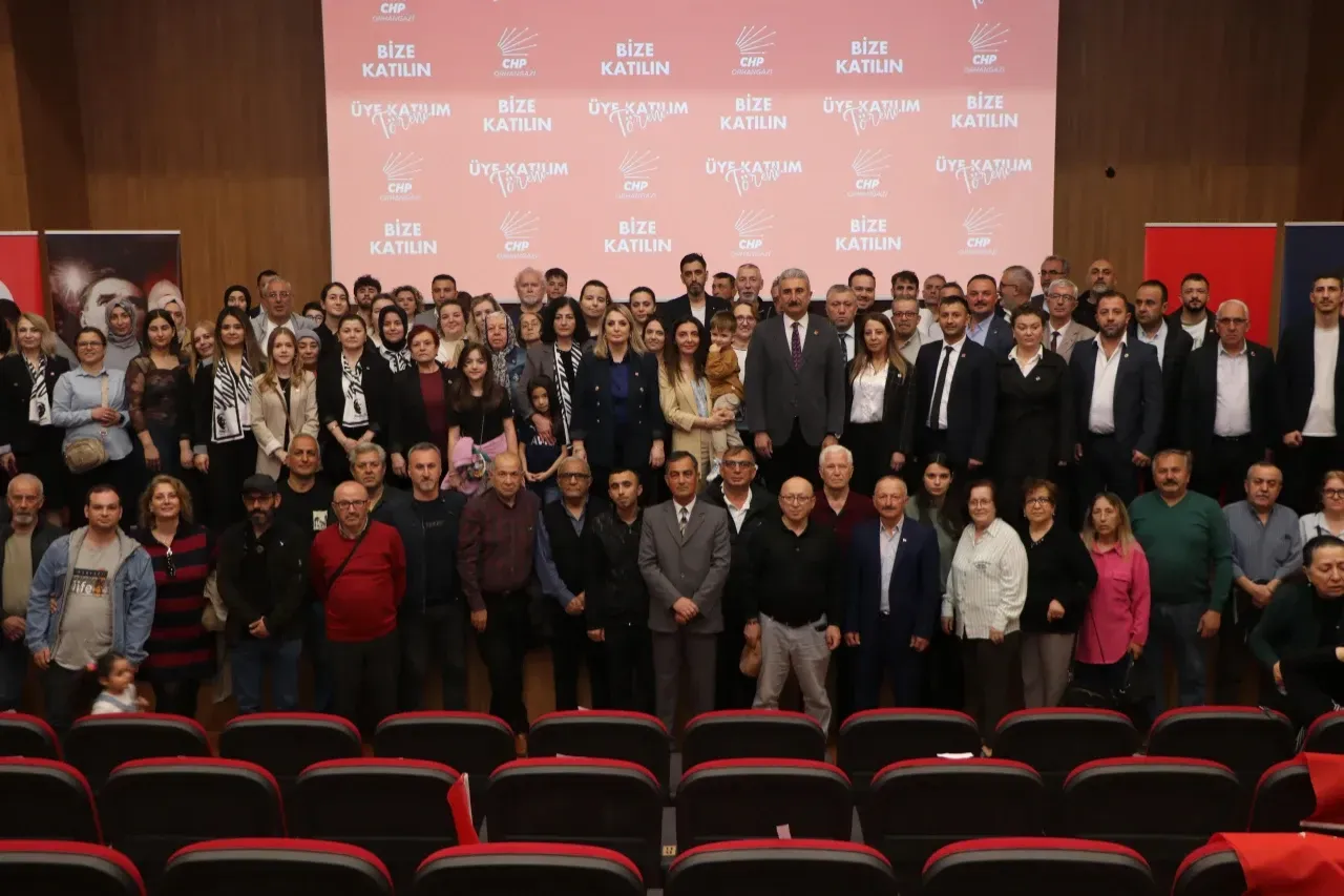 CHP’de yeni üyelere rozet töreni