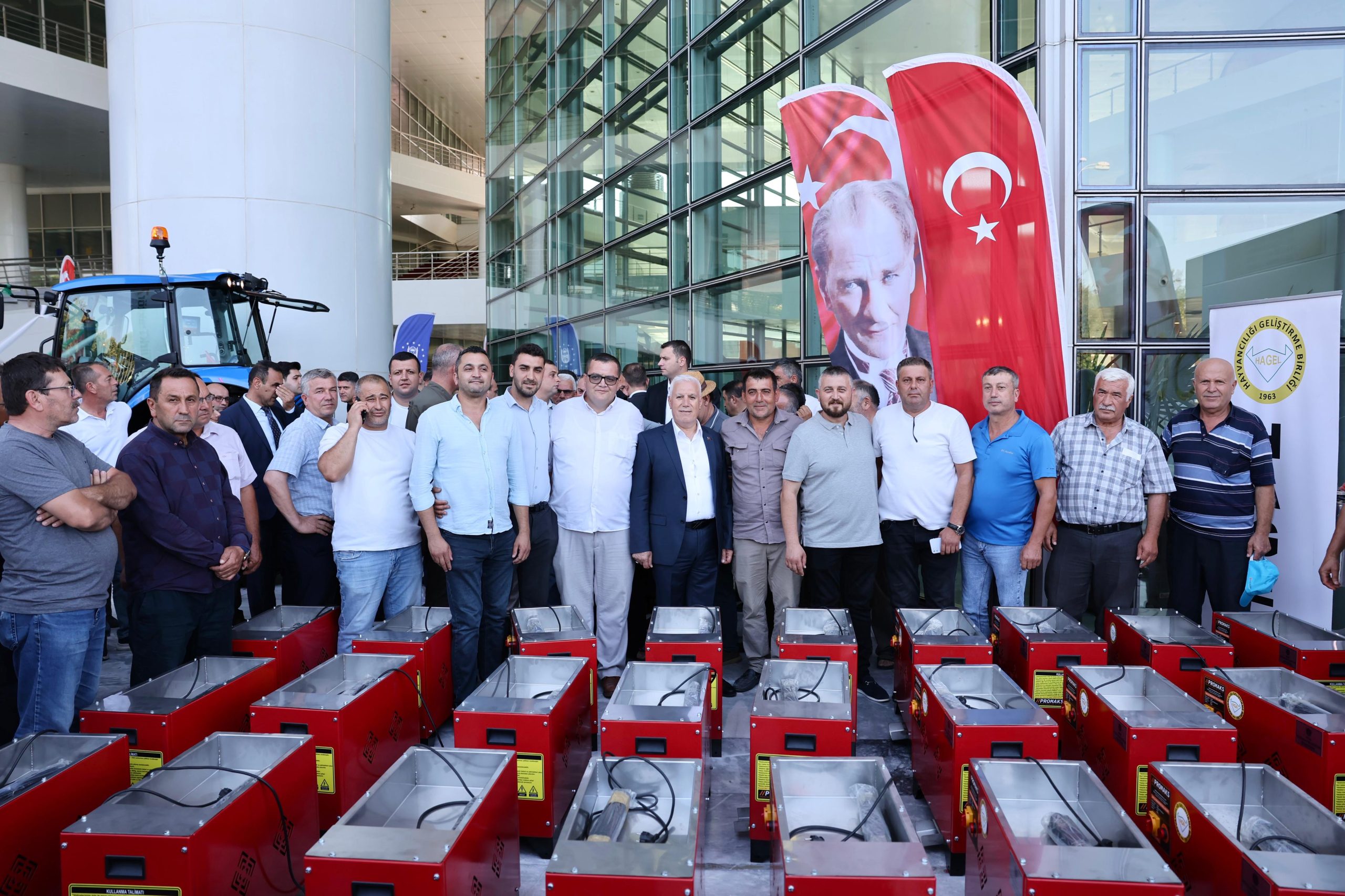 Büyükşehir’den Üreticiye Salça Makinesi Desteği