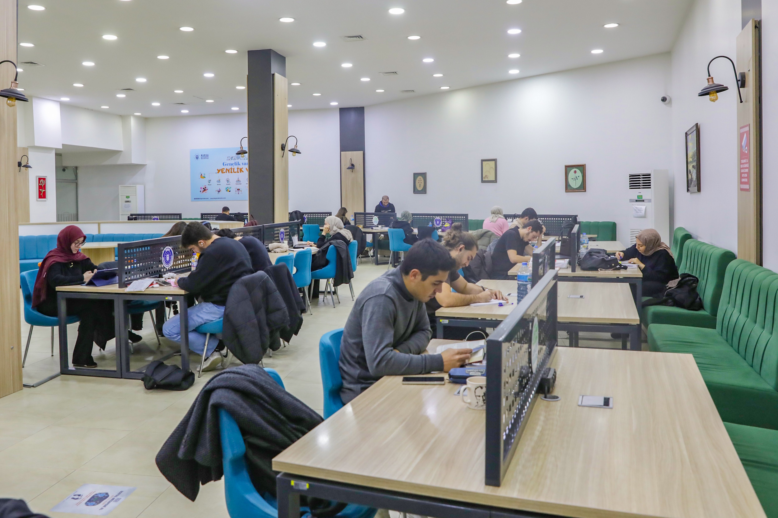 Bursa Büyükşehir, gençlerin yanında