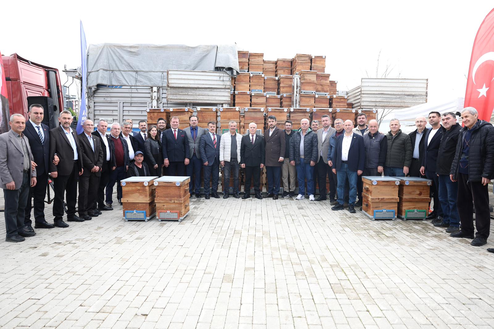 Büyükşehir’den arıcılara kovan desteği